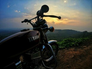 夕阳下的摩托车