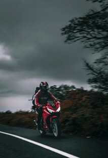 公路上疾驰的摩托车骑手
