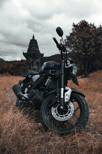 旷野中的黑色酷炫摩托车