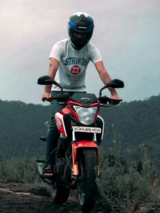 男子骑行越野摩托车