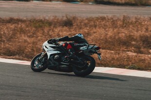 公路上飞驰的酷炫摩托车