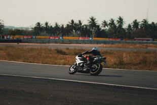 摩托车手赛道飞驰