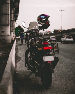 公路旁的酷炫摩托车