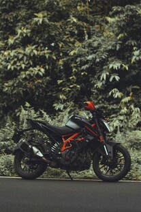 公路旁的酷炫黑色摩托车