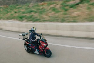 公路上疾驰的酷炫摩托车