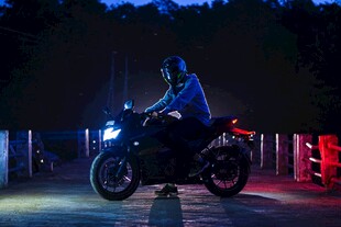 夜晚酷炫摩托车骑行瞬间