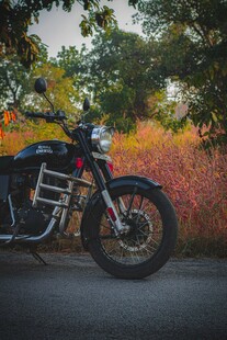 公路边的酷炫黑色摩托车