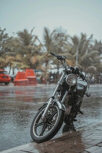 雨中停放的酷炫摩托车