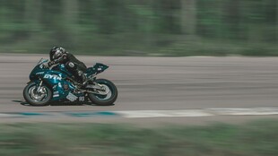 赛道上飞驰的炫酷摩托车