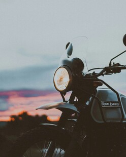 夕阳下的复古摩托车