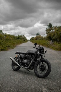 公路上的复古摩托车
