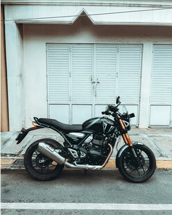 复古摩托车停靠街边