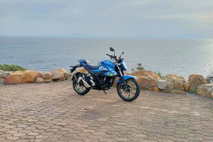 海边停驻的蓝色越野摩托车