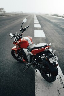 公路上的酷炫红色摩托车