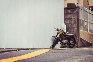 街头停放的复古摩托车