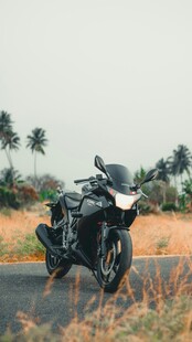 公路上的炫酷黑色摩托车