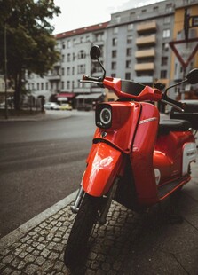 街头红色复古风踏板摩托车
