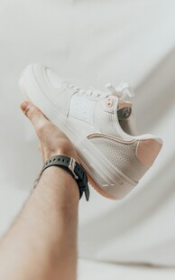 手托时尚白色运动鞋