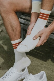 男士穿个性条纹袜子瞬间