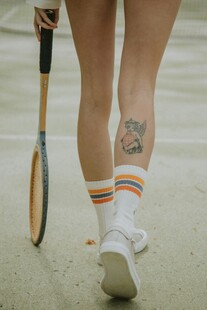 女子腿部纹身与运动装备