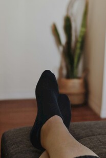 放松的脚部姿态与室内绿植