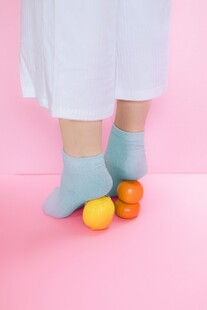 蓝袜少女与彩色圆球
