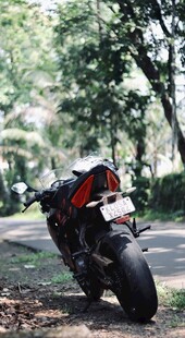 公路旁酷炫摩托车
