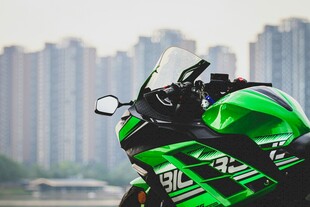 炫酷绿色摩托车城市背景图