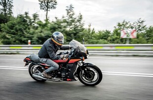 公路上的摩托车骑手