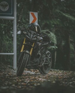 越野摩托车停在路标旁