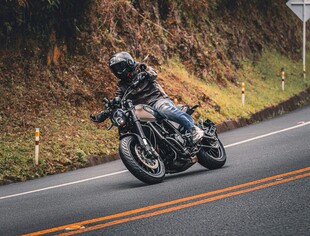 公路上的摩托车骑手
