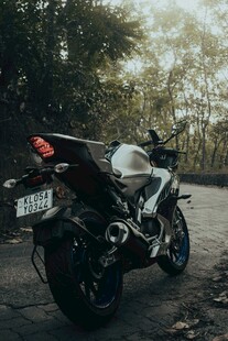 公路旁停放的酷炫摩托车