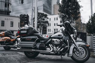 街头停放的酷炫重型摩托车