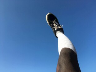 向上伸展的运动者脚部