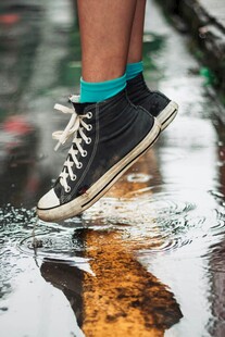 雨中跳跃的帆布鞋瞬间