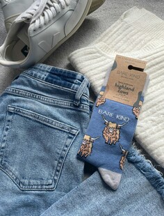 牛仔布上的可爱袜子与鞋