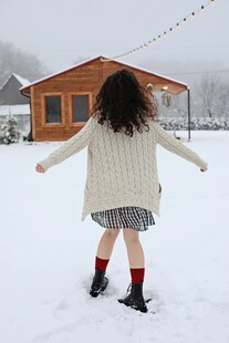雪地中女孩张开双臂背影