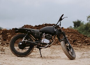野外停放的复古风格摩托车