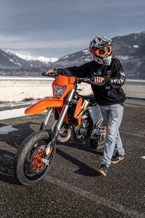 男子与橙色越野摩托车