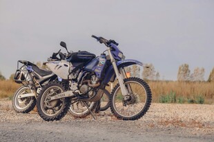 公路边停放的越野摩托车