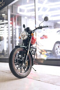 店内停放的复古风格摩托车