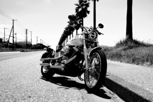 公路上的复古三轮摩托车