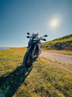 公路边的酷炫摩托车