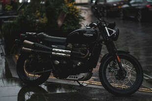 雨中停放的复古风格摩托车
