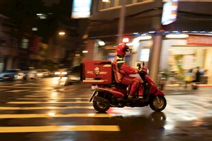 夜晚街头的外卖配送员