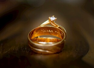 金色情侣戒指浪漫特写