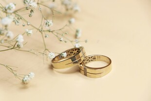 金色婚戒与素雅小花