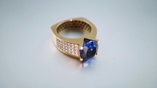 金色镶钻蓝宝石戒指