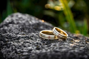 岩石上的精美结婚对戒
