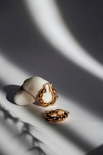 剥开的坚果展现诱人果仁